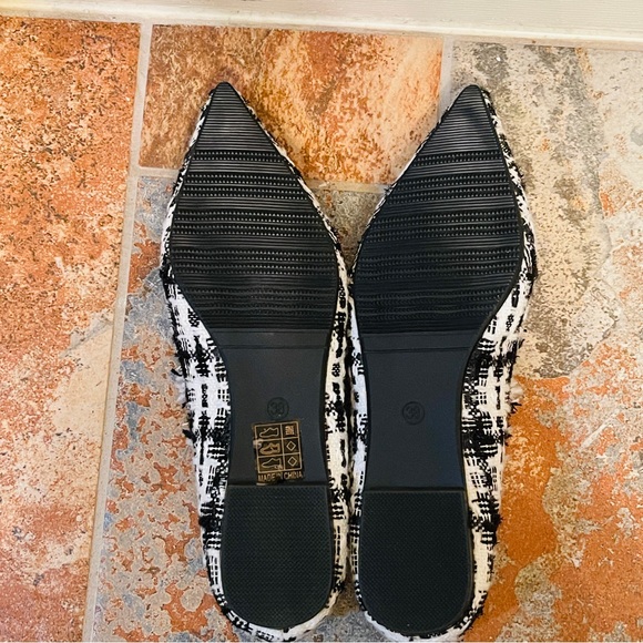 🕊️NWOB! Beautiful Black & White Wool Plaid Fringe Flats! - Picture 6 of 9